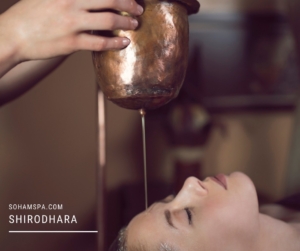 Una terapeuta dando un Ayurveda Shirodhara