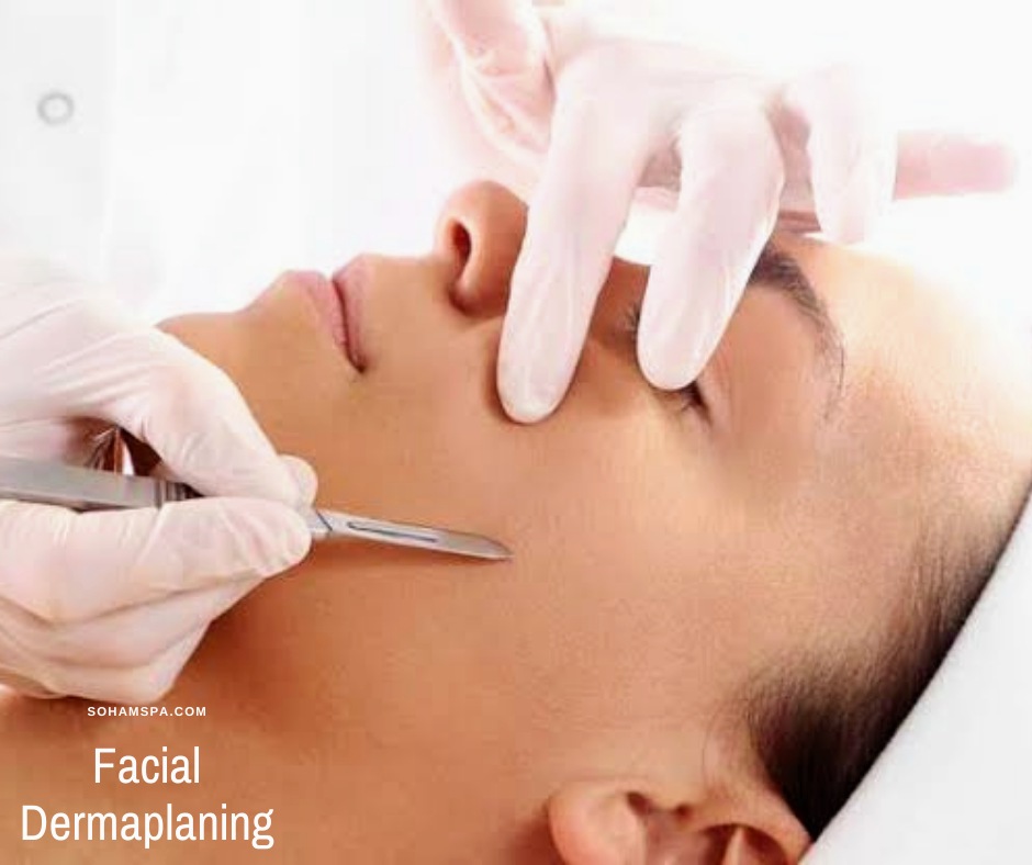 Una terapeuta aplicando un facial dermaplaning