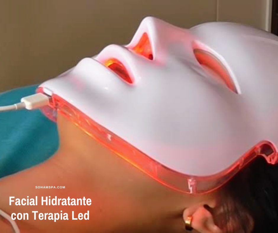 Una terapeuta aplicando un Facial Hidratante con Terapia Led