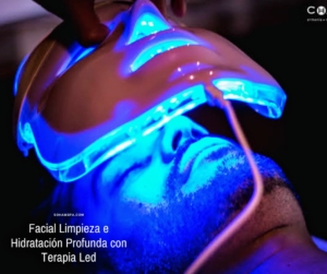 Una terapeuta aplicando un Facial Limpieza e Hidratación Profunda con Terapia Led